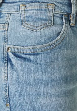 Edc By Esprit CAPRI - Jeans Shorts - Blue Light Wash -Edc By Esprit 98c576ff9c494d93b0d62425fd8900c6